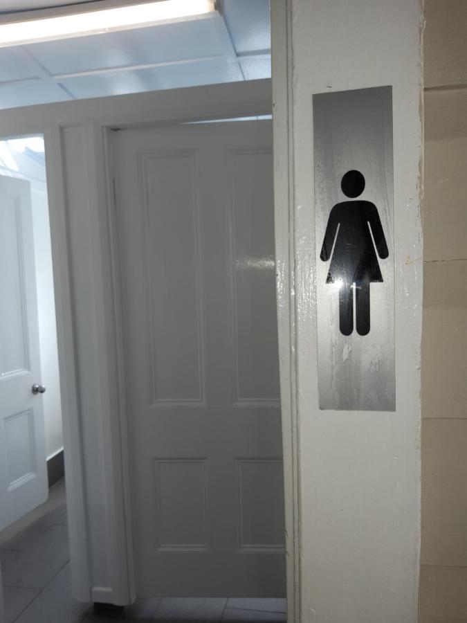 بيت شباب جيكوس باكباكرز كيرنز المظهر الخارجي الصورة A door with a pictogram for a women's toilet