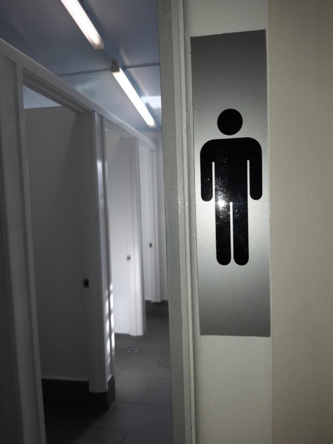 بيت شباب جيكوس باكباكرز كيرنز المظهر الخارجي الصورة A men's restroom sign