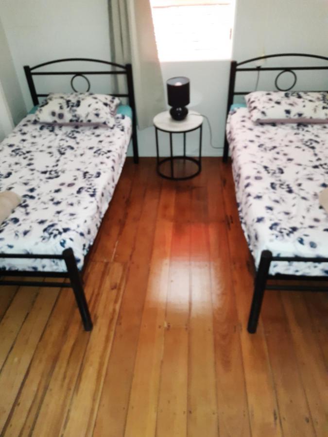 بيت شباب جيكوس باكباكرز كيرنز المظهر الخارجي الصورة A bedroom with two single beds