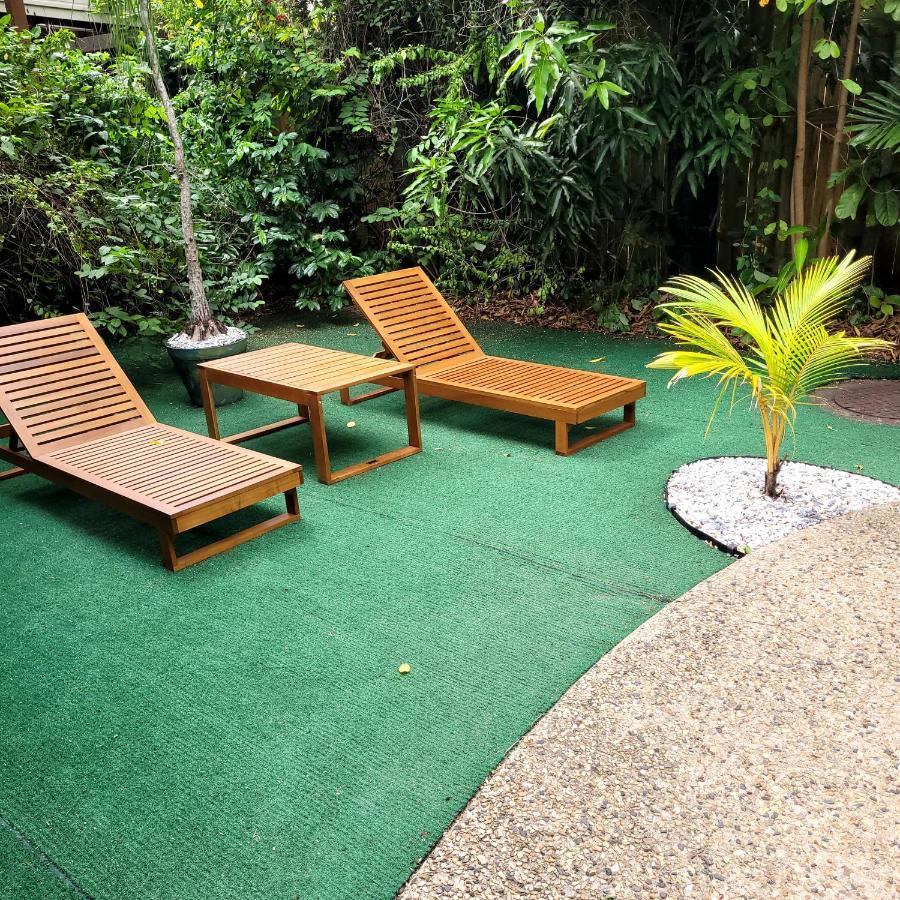 بيت شباب جيكوس باكباكرز كيرنز المظهر الخارجي الصورة Artificial grass in a garden