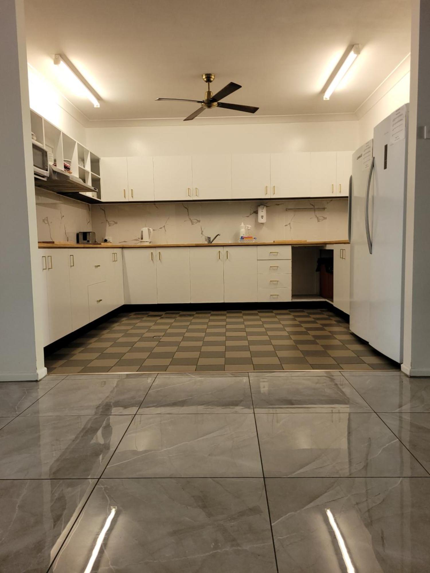 بيت شباب جيكوس باكباكرز كيرنز المظهر الخارجي الصورة A kitchen in a typical apartment