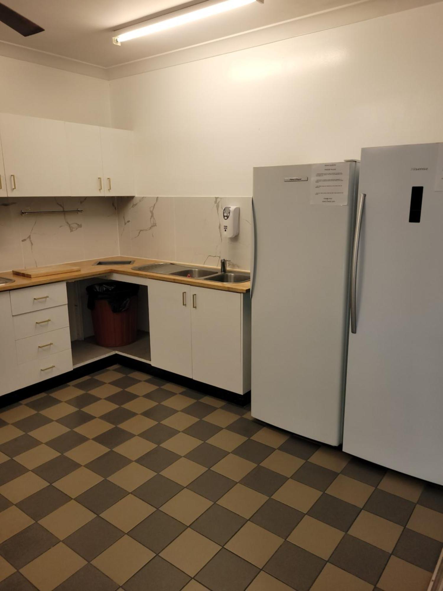 بيت شباب جيكوس باكباكرز كيرنز المظهر الخارجي الصورة A typical kitchen in a student residence hall