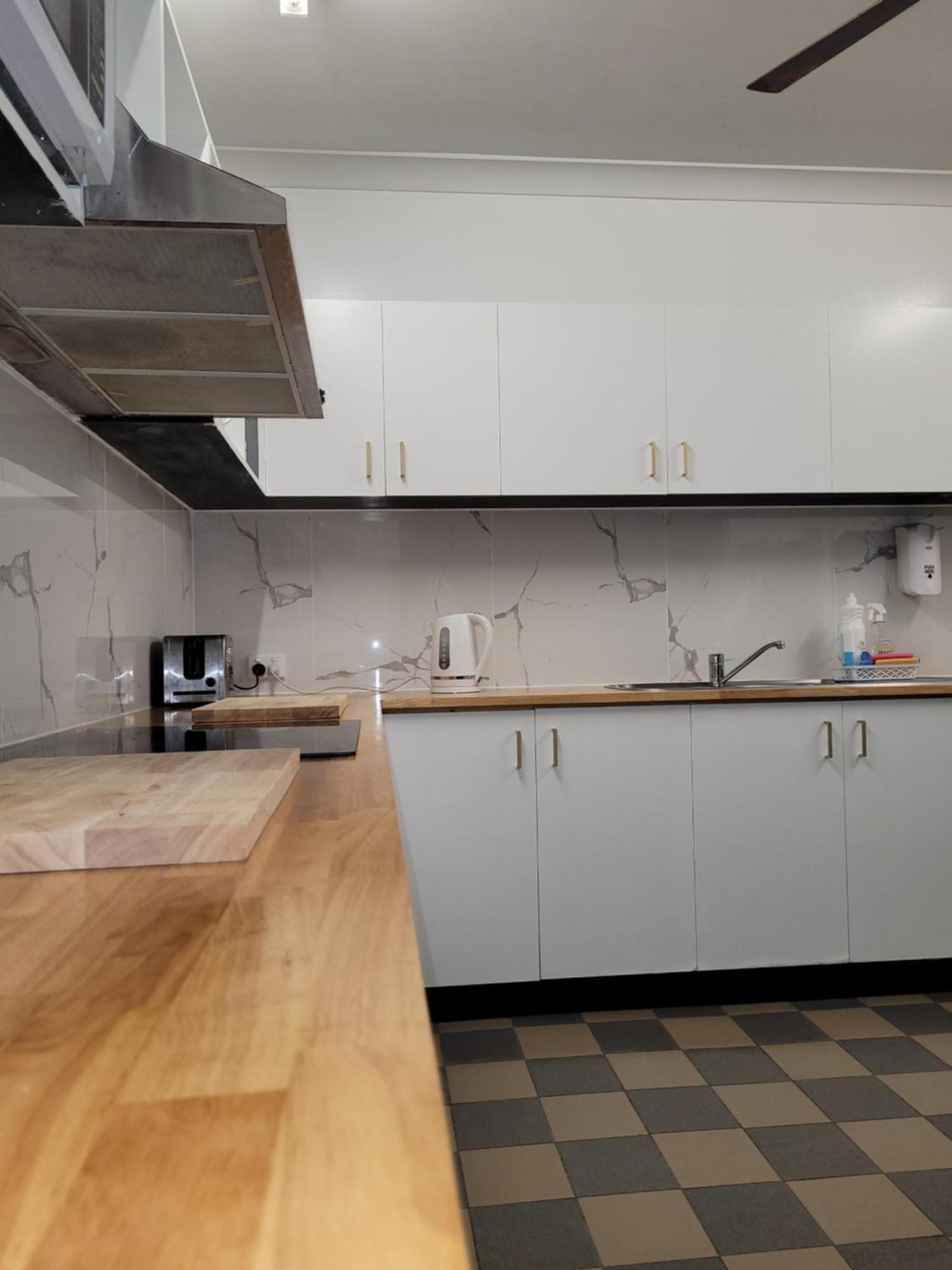 بيت شباب جيكوس باكباكرز كيرنز المظهر الخارجي الصورة A typical kitchen in a hostel