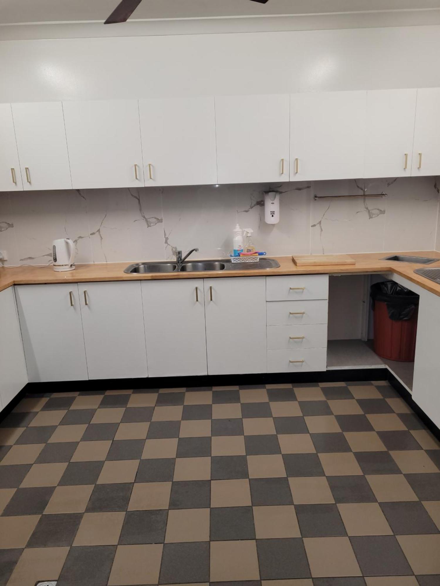 بيت شباب جيكوس باكباكرز كيرنز المظهر الخارجي الصورة A kitchen in a student residence hall at the University of Michigan