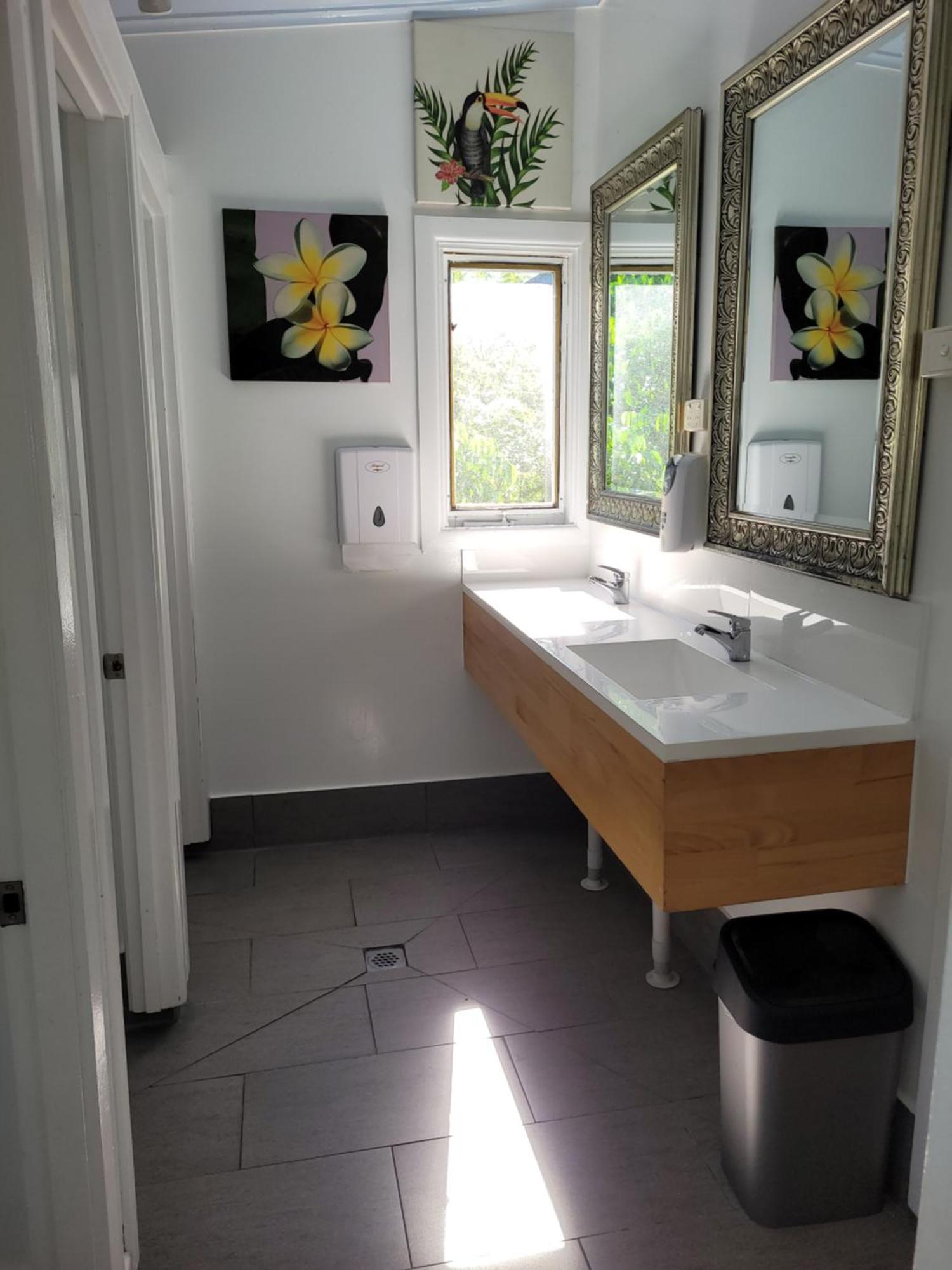 بيت شباب جيكوس باكباكرز كيرنز المظهر الخارجي الصورة A modern bathroom