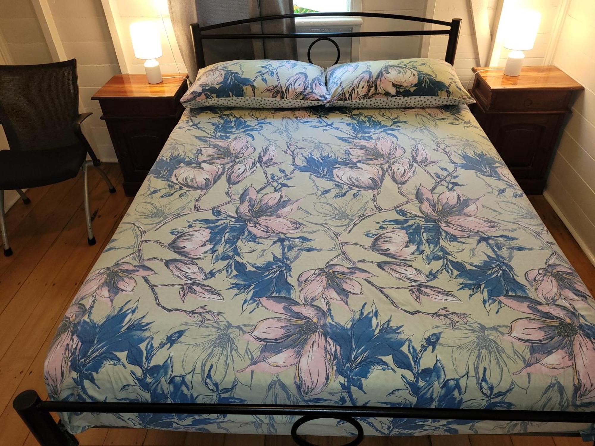 بيت شباب جيكوس باكباكرز كيرنز المظهر الخارجي الصورة A bed with a fitted sheet