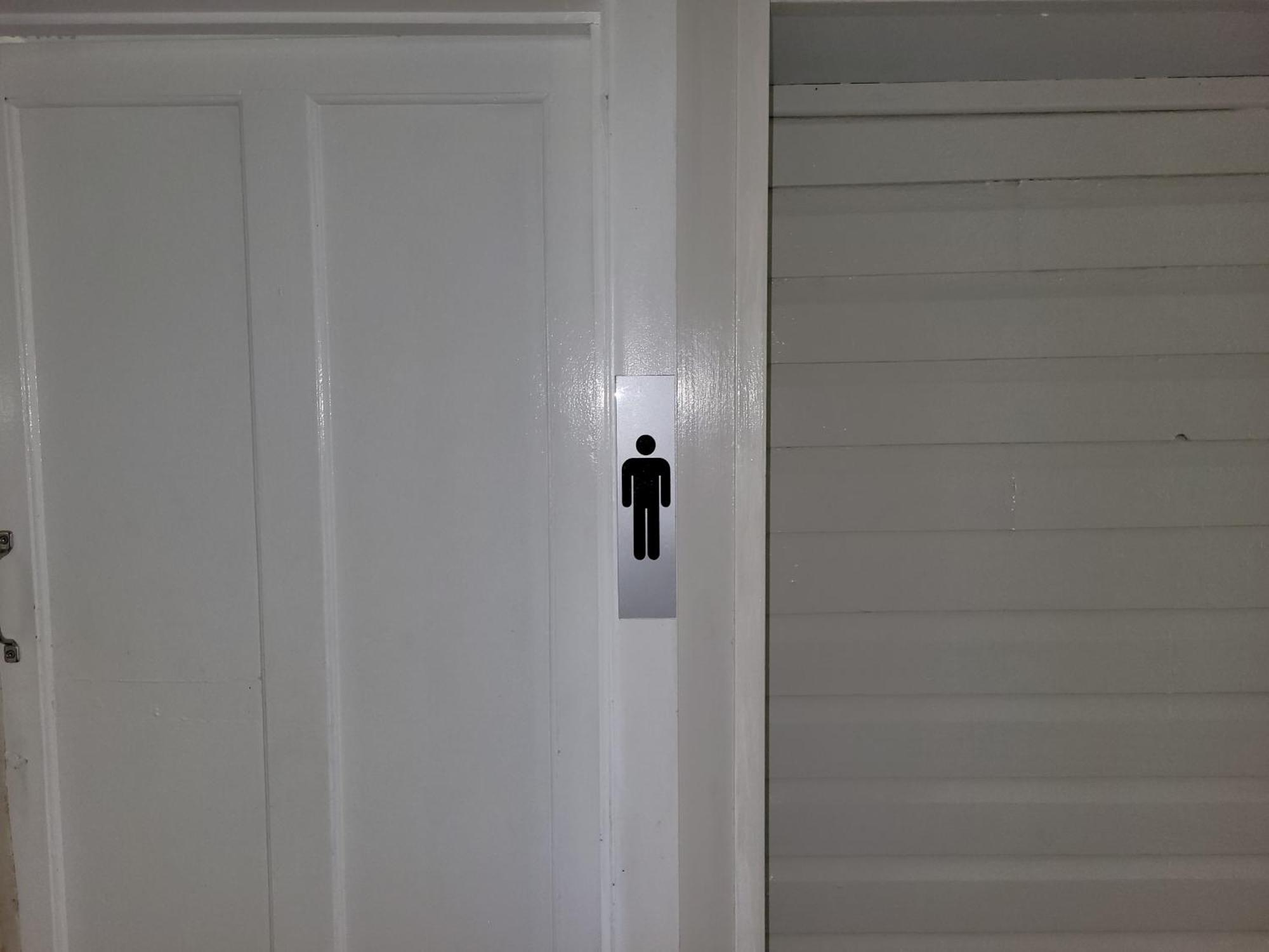 بيت شباب جيكوس باكباكرز كيرنز المظهر الخارجي الصورة A male toilet sign