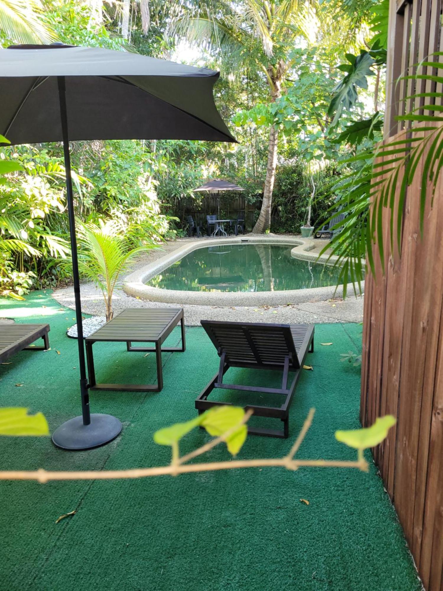 بيت شباب جيكوس باكباكرز كيرنز المظهر الخارجي الصورة A private pool at a resort in Thailand