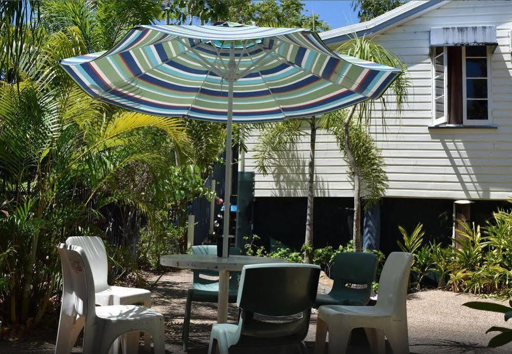 بيت شباب جيكوس باكباكرز كيرنز المظهر الخارجي الصورة A patio umbrella